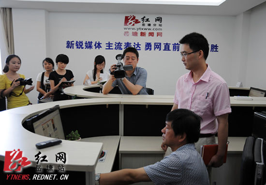 肖克和點(diǎn)擊開通了加了“V”的新浪微博