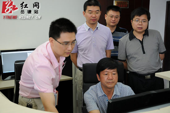 湘潭國家高新區(qū)黨工委書記、岳塘區(qū)委書記肖克和在瀏覽岳塘新聞網(wǎng)（紅網(wǎng)岳塘分站）頁面