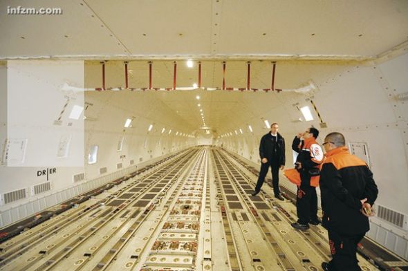 “重慶造”惠普筆記本電腦將隨著這架波音747貨機(jī)飛往歐洲。5年后，重慶即將成為全球最大的筆記本電腦基地，發(fā)展云計(jì)算，意味著向產(chǎn)業(yè)鏈的上游再進(jìn)了一步。 (東方IC/圖)