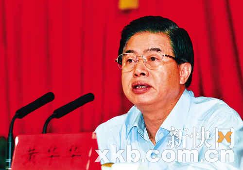 黃華華昨日表示，要促進(jìn)政協(xié)委員以走訪、接訪、定期聯(lián)絡(luò)等形式深入社區(qū)、深入群眾，到群眾中找議題。