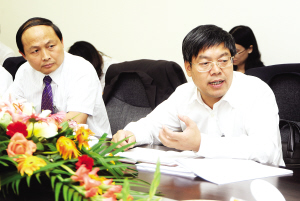 本報訊 （記者樊蕓）昨天下午，樓旭逵同志來到第十三代表團和第九代表團，與代表共商番禺未來發(fā)展大計(見圖，黃國宏攝)。