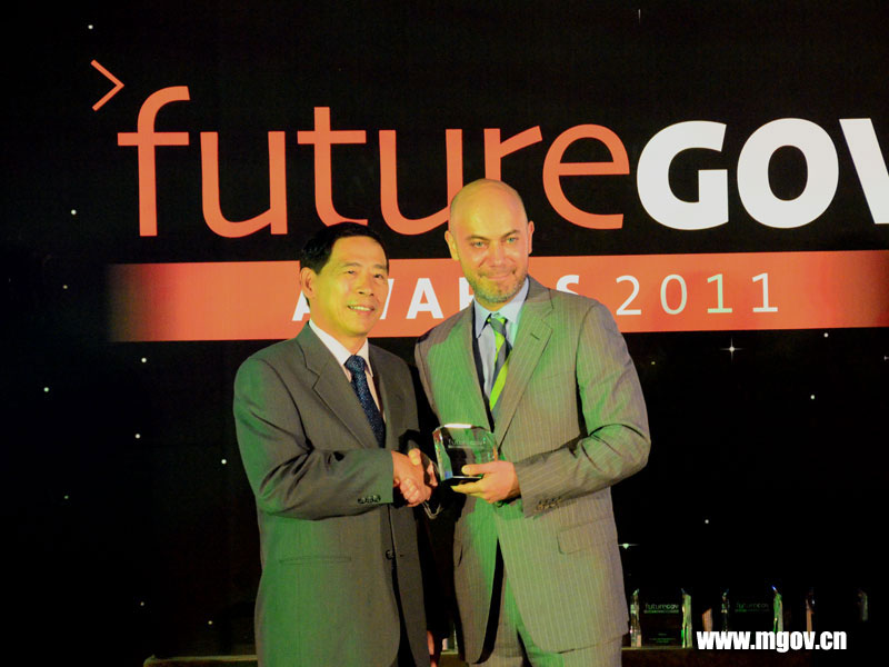 James Smith給張家生處長頒獎(jiǎng) - 未來政府獎(jiǎng)?lì)C獎(jiǎng)晚會(huì)