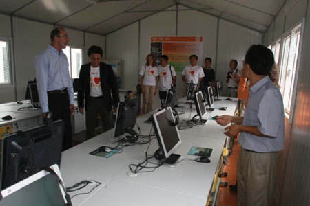 孩子們就可以用上電腦,并且可以上網(wǎng)啦