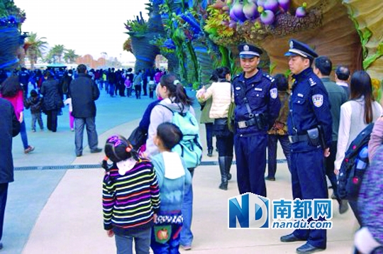<p>    長隆海洋王國春節(jié)期間共接待游客近15萬人次，橫琴派出所長隆海洋王國現(xiàn)場安保執(zhí)勤迎來了巨大的安保壓力。</p>