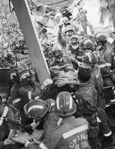  四川省綿竹市東方汽輪機有限公司職工鄭躍貴被部隊官兵成功救出