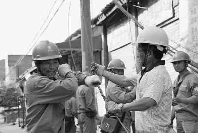  5月20日，四川省青川縣竹園鎮(zhèn)供電所工人正在余震中搶修高壓線