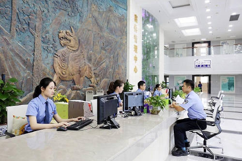 一名公安干警到該院案件管理中心大廳移送相關(guān)刑事案件材料