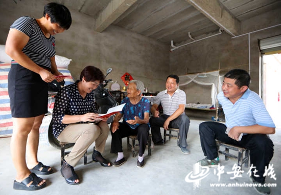 在方傳真老人家里，老人對扶貧專干的上門走訪很是熟悉，連連感謝。