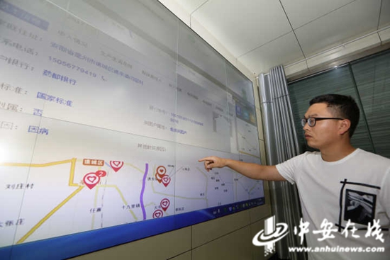 亳州市譙城區(qū)扶貧辦督查室工作人員閆新宇都要通過“亳州扶貧”app直接與貧困戶進行溝通交流