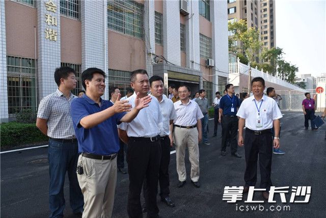 與會(huì)人員現(xiàn)場(chǎng)觀摩瀏陽(yáng)市市、鄉(xiāng)、村三級(jí)政務(wù)公開標(biāo)準(zhǔn)化建設(shè)情況。