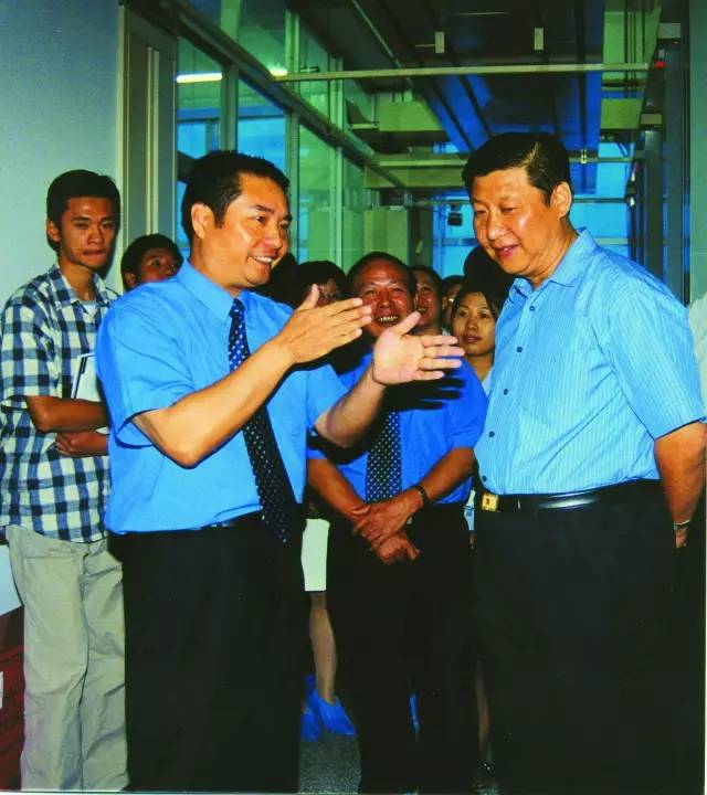 2001年10月，習(xí)近平總書記（時任福建省委副書記、省長）到中國電信福建分公司調(diào)研信息化建設(shè)。（資料圖片）