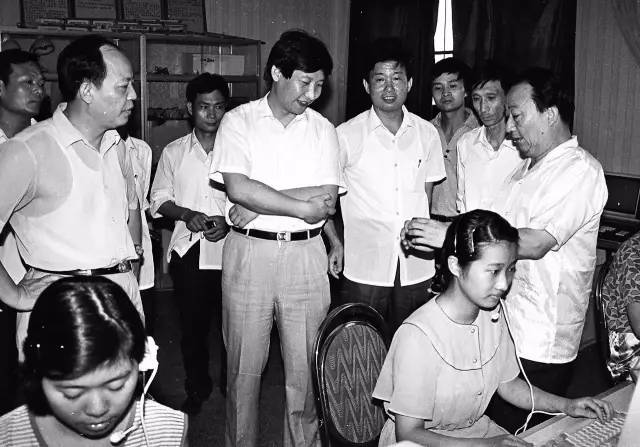 1989年夏天，習(xí)近平總書記（時(shí)任寧德地委書記）到福州調(diào)研程控電話。（資料圖片）