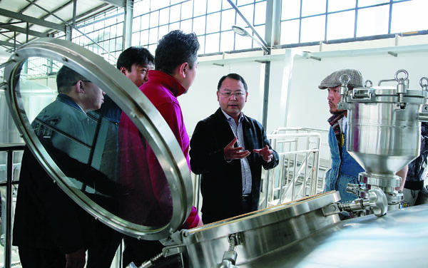 迪慶州委書(shū)記顧琨調(diào)研香格里拉工業(yè)園區(qū).jpg