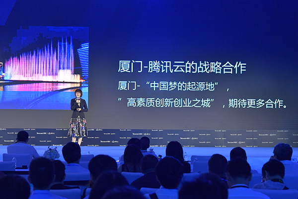 9月21日，騰訊云+未來上海峰會，廈門市經(jīng)濟(jì)與信息化局總工程師童平平詳解騰訊云一分錢中標(biāo)廈門政務(wù)云“內(nèi)幕”。