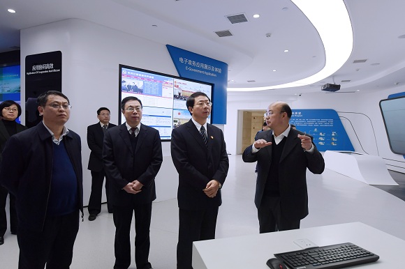 12月29日，省發(fā)改委黨組書記、主任張和平到省電子政務(wù)外網(wǎng)數(shù)據(jù)中心調(diào)研并為江西省大數(shù)據(jù)中心掛牌