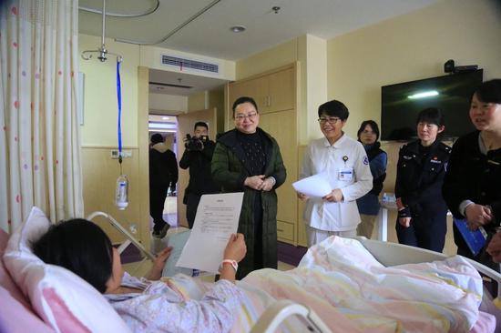 深化“最多跑一次” 東陽(yáng)新生兒尚在產(chǎn)房就領(lǐng)到了戶(hù)口簿