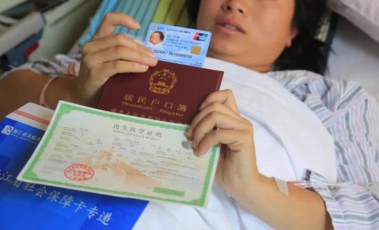深化“最多跑一次” 東陽(yáng)新生兒尚在產(chǎn)房就領(lǐng)到了戶(hù)口簿