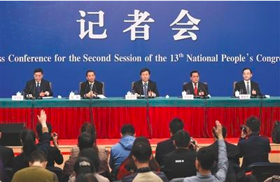 昨日，十三屆全國(guó)人大二次會(huì)議舉行記者會(huì)，全國(guó)人大監(jiān)察和司法委員會(huì)副主任委員徐顯明（中）、全國(guó)人大財(cái)政經(jīng)濟(jì)委員會(huì)副主任委員尹中卿（右二）等就“人大監(jiān)督工作”相關(guān)問(wèn)題回答中外記者提問(wèn)