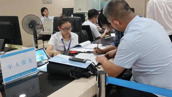 “一件事一次辦”窗口正在辦理業(yè)務