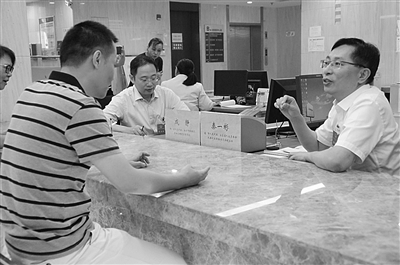 鼓樓區(qū)“人大代表聯(lián)系點(diǎn)”在鼓樓區(qū)政務(wù)服務(wù)中心揭牌后，人大代表接待群眾。