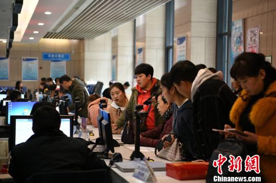 圖為民眾正在蘭州新區(qū)政務(wù)大廳咨詢辦理事項(xiàng)?!↑S帆 攝