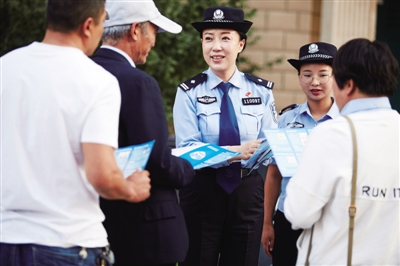 <p>　　耐心宣講網(wǎng)上公安業(yè)務(wù)。</p>