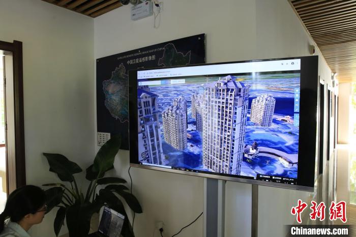 工作人員演示某高分數(shù)據(jù)應(yīng)用平臺的三維影像功能?！⊥鯐员?攝