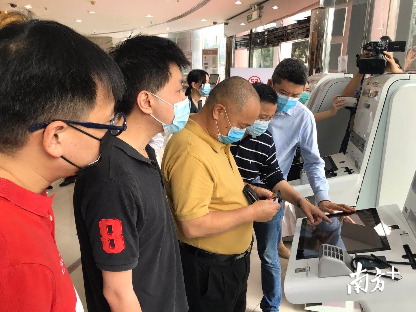 觀察團(tuán)成員體驗(yàn)政務(wù)服務(wù)進(jìn)銀行。