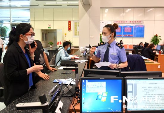 “秒批”服務(wù)簡化審批流程，提高審批效率。 記者 張人峰 攝