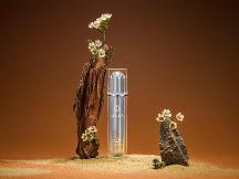 無懼歲月，重?zé)ü獠守汝乐k齡精華露還原自然好肌膚