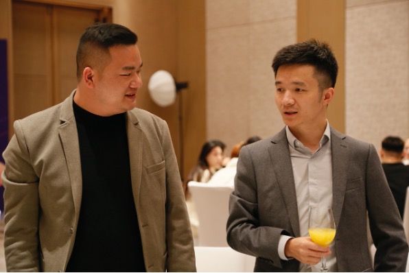 穿著西裝筆挺的男子與小孩

描述已自動生成