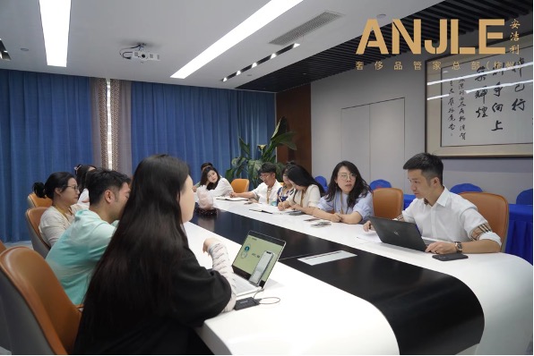 會議室里的人們

描述已自動生成