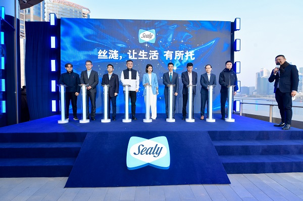 行業(yè)領(lǐng)袖及精英齊聚現(xiàn)場(chǎng)，由左至由：天貓家裝大件家具負(fù)責(zé)人尹山，萬豪中國(guó)采購部總監(jiān)Jeff Wang, 月星家居新零售連鎖集團(tuán)執(zhí)行總裁吳丁劍，紅星美凱龍家居集團(tuán)執(zhí)行總裁兼大營(yíng)運(yùn)中心總經(jīng)理朱家桂，絲漣品牌大使李娜，絲漣中國(guó)總經(jīng)理費(fèi)鳴杰，居然之家執(zhí)行總裁王寧，上海海鷗麗晶酒店董事長(zhǎng)王濤，京東家電家居生活事業(yè)部家具業(yè)務(wù)部總經(jīng)理毛雨辰.jpg